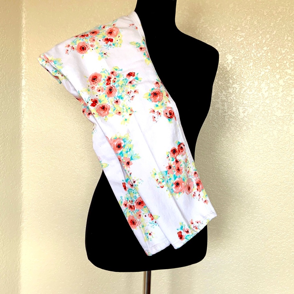🌞 EUC white floral crop jeans
